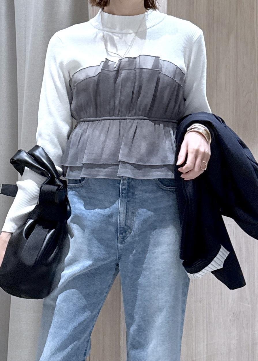 ホワイト系のニット/セーター、ブルー系のテーラードジャケット、ブルー系のデニムパンツを着用したレディースの冬コーディネートの6枚目の写真