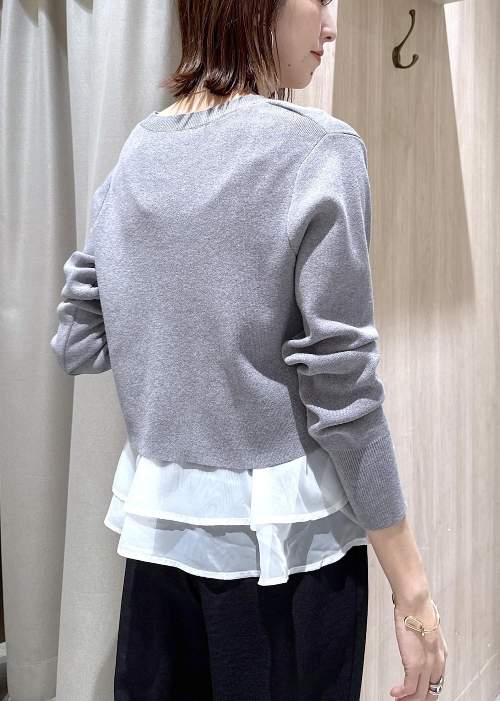 ブラック系のパンプス、グレー系のニット/セーター、ブラック系のその他パンツを着用したレディースの春コーディネートの10枚目の写真