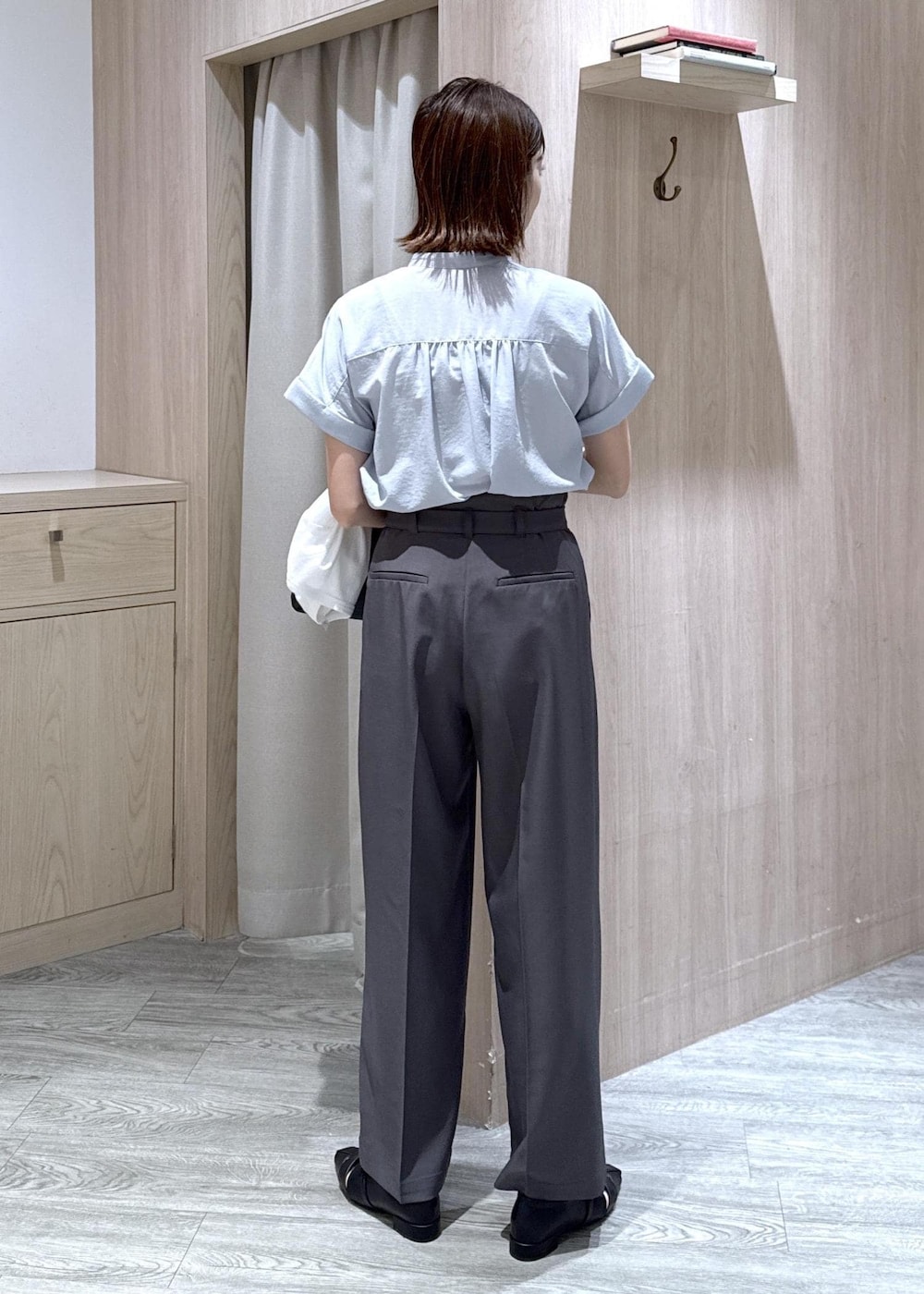 ブラック系のショルダーバッグ、ブラック系のパンプス、ブルー系のシャツ/ブラウスを着用したレディースの夏コーディネートの3枚目の写真