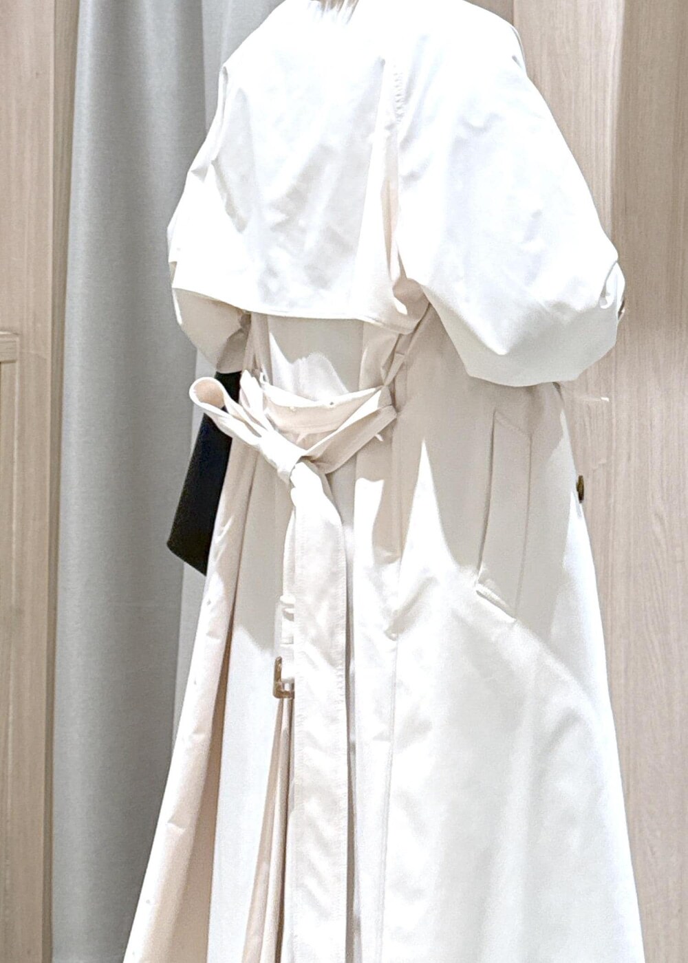 ブラック系のショルダーバッグ、ブラウン系のパンプス、ブルー系のデニムスカートを着用したレディースの春コーディネートの8枚目の写真