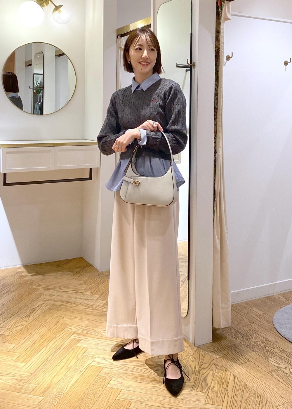 ホワイト系のハンドバッグ、ブルー系のシャツ/ブラウス、ベージュ系のその他パンツを着用したレディースの冬コーディネートの5枚目の写真