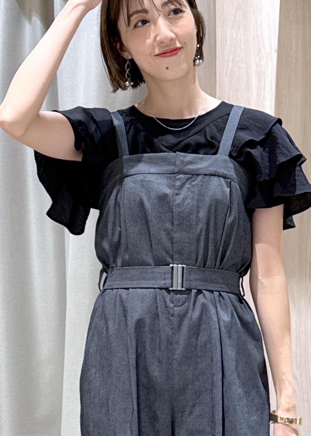 ホワイト系のサンダル、ブラック系のシャツ/ブラウス、シルバー系のハンドバッグを着用したレディースの夏コーディネートの9枚目の写真