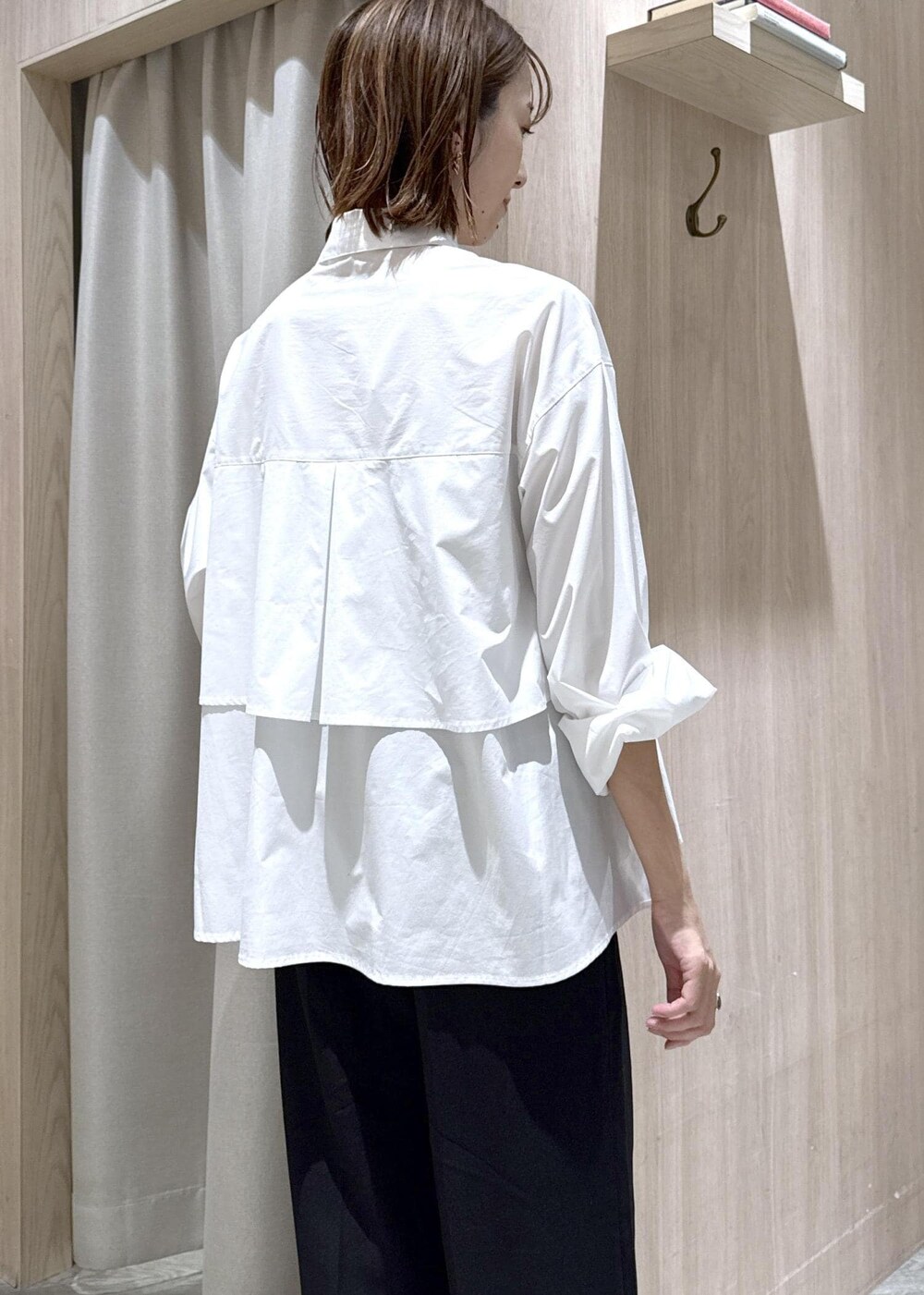 ブラウン系のトートバッグ、ホワイト系のシャツ/ブラウス、ブラック系のスラックスを着用したレディースの秋コーディネートの10枚目の写真