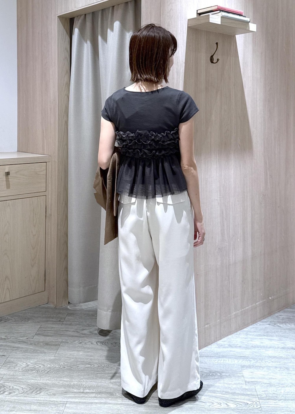 ブラック系のショルダーバッグ、ブラック系のパンプス、グレー系のTシャツ/カットソーを着用したレディースの夏コーディネートの5枚目の写真