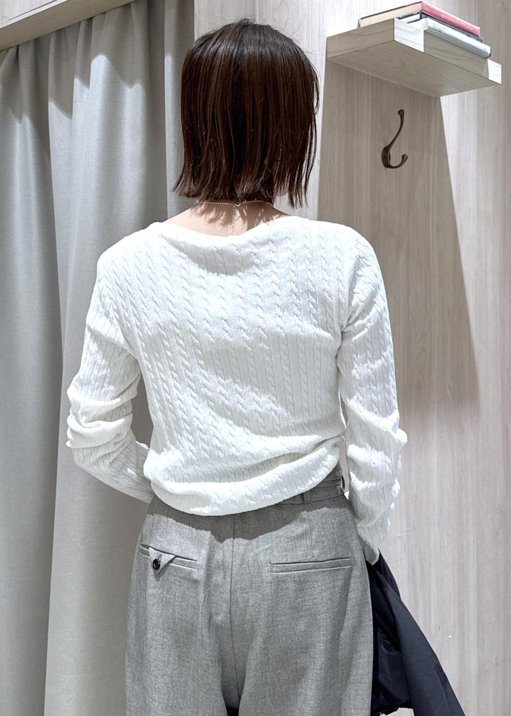 ブルー系のショルダーバッグ、ホワイト系のパンプス、ブラック系のブルゾンを着用したレディースの春コーディネートの8枚目の写真