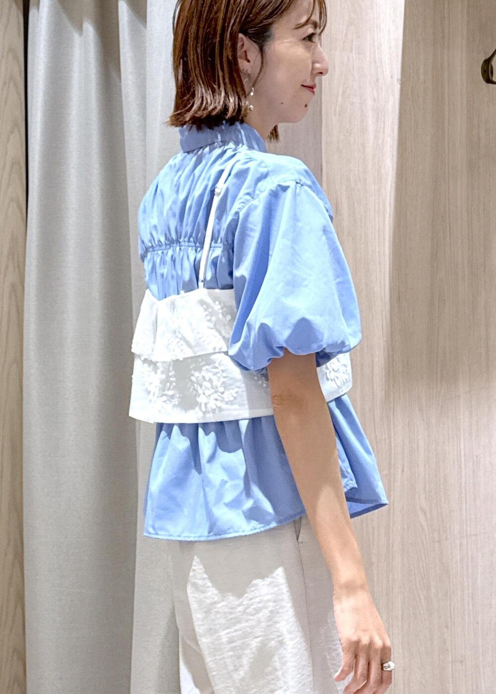 シルバー系のパンプス、ホワイト系のキャミソール、ブルー系のシャツ/ブラウスを着用したレディースの夏コーディネートの8枚目の写真