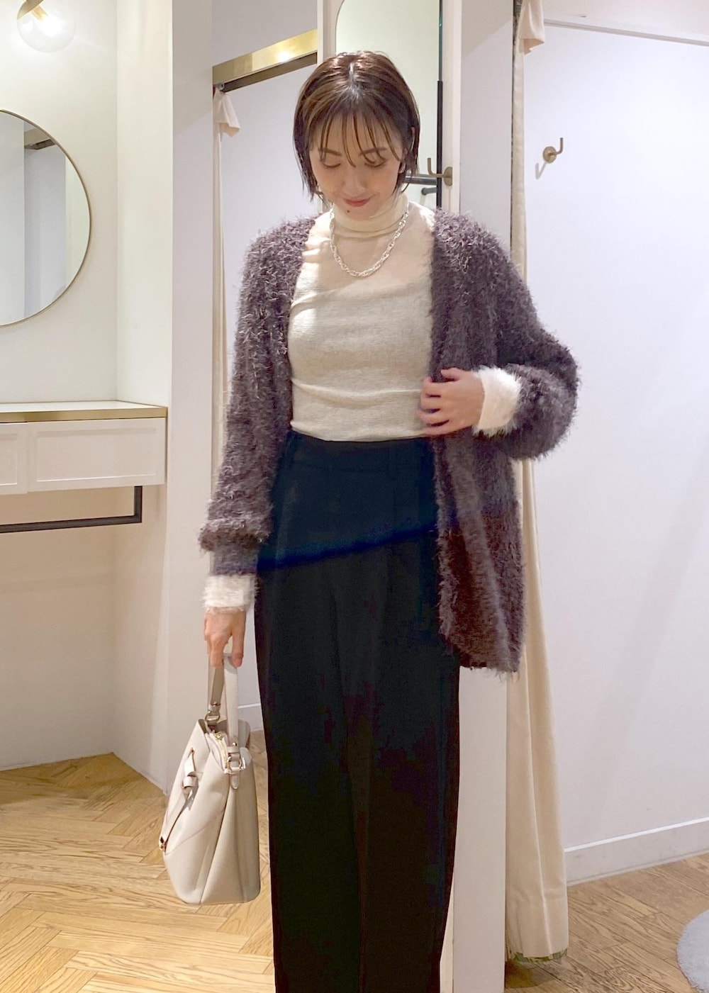 ブラック系のバレエシューズ、グレー系のカーディガン/ボレロ、ホワイト系のニット/セーターを着用したレディースの秋コーディネートの5枚目の写真