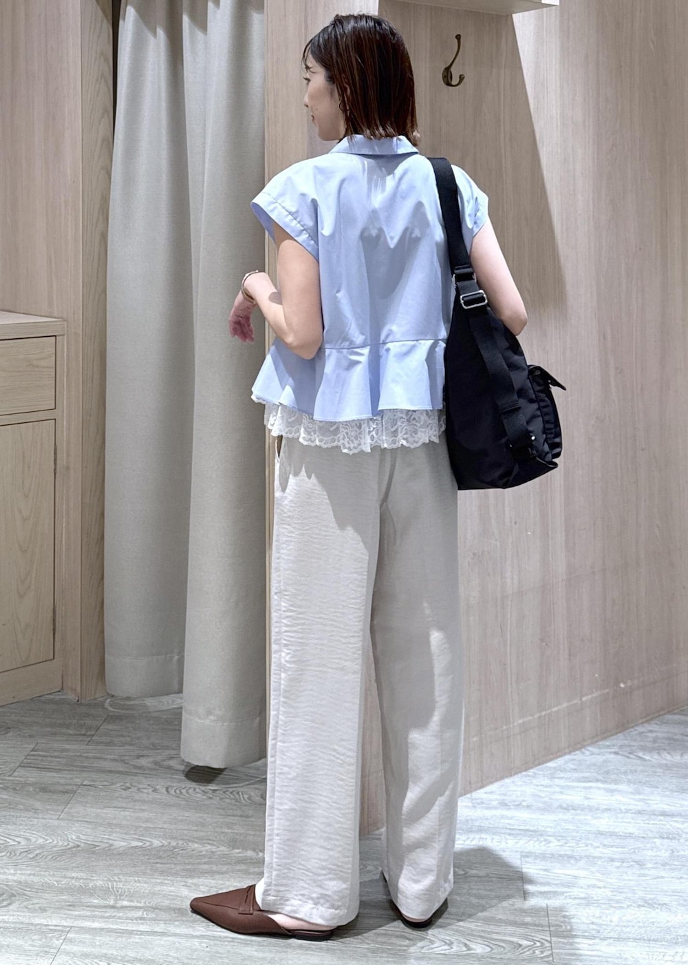 ホワイト系のその他パンツ、ブラック系のショルダーバッグ、ブラック系のキャミソールを着用したレディースの春コーディネートの4枚目の写真