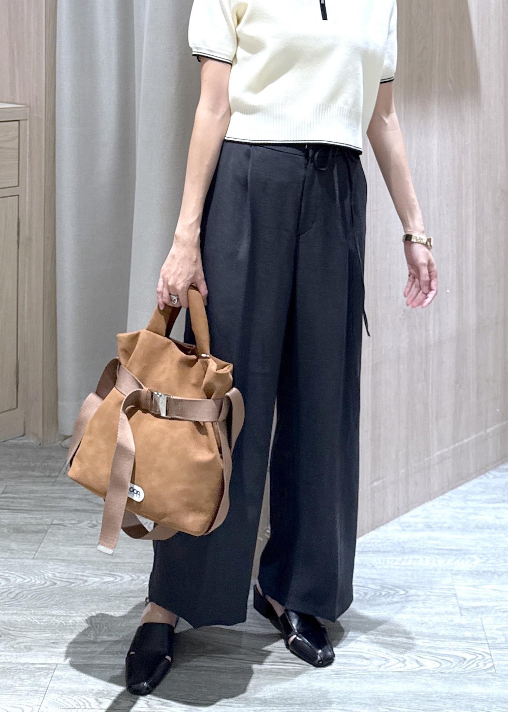 グレー系のその他パンツ、ブラウン系のトートバッグ、ホワイト系のニット/セーターを着用したレディースの夏コーディネートの8枚目の写真