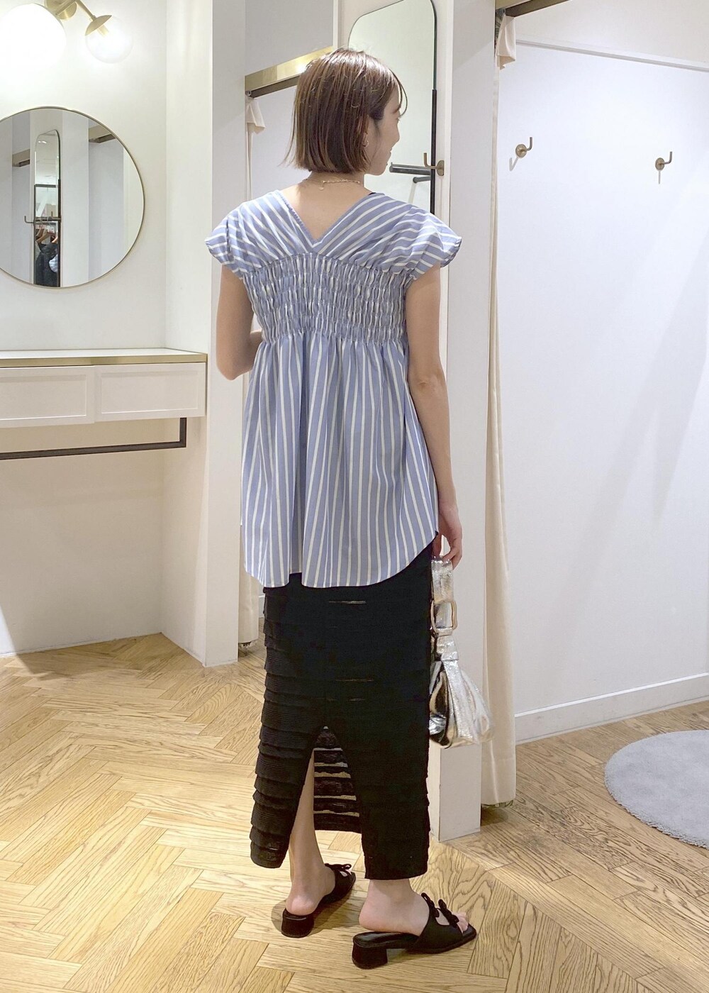 ブラック系のサンダル、ブラック系のスカート、ブラック系のキャミソールを着用したレディースの夏コーディネートの3枚目の写真