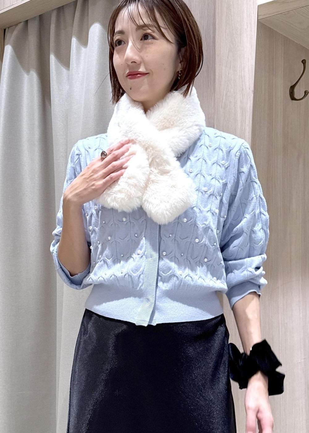 ホワイト系のショルダーバッグ、ホワイト系のキャミソール、ブラック系のブーツを着用したレディースの秋コーディネートの8枚目の写真