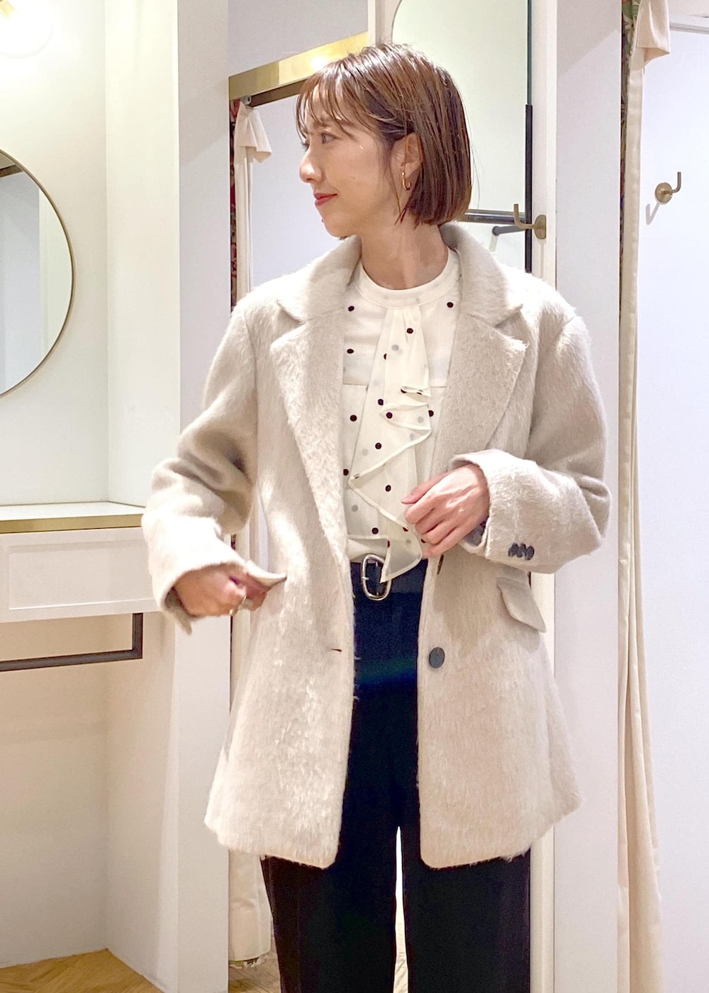 「大人シンプル、きれいめシンプル、きれいめカジュアル、オフィスカジュアル、仕事、仕事着、通勤、通勤服、ブラウスコーデ、ドット柄、ドット柄ブラウス、ワイドパンツ、きちんと感、学校行事、初春コーデ」｜「VISの【ご好評につき追加生産】【2WAY】ハートカットバッグ（ショルダーバッグ、ブラック系）」を使った、eric08さん（レディース・166cm）の冬コーディネートの6枚目の写真