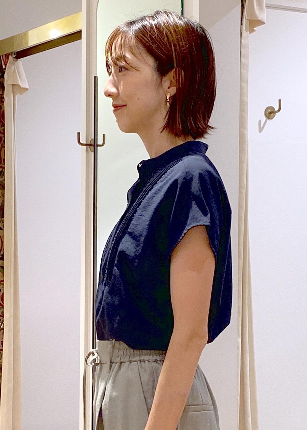 ブラック系のキャミソール、ブラック系のローファー、ブラック系のショルダーバッグを着用したレディースの夏コーディネートの7枚目の写真