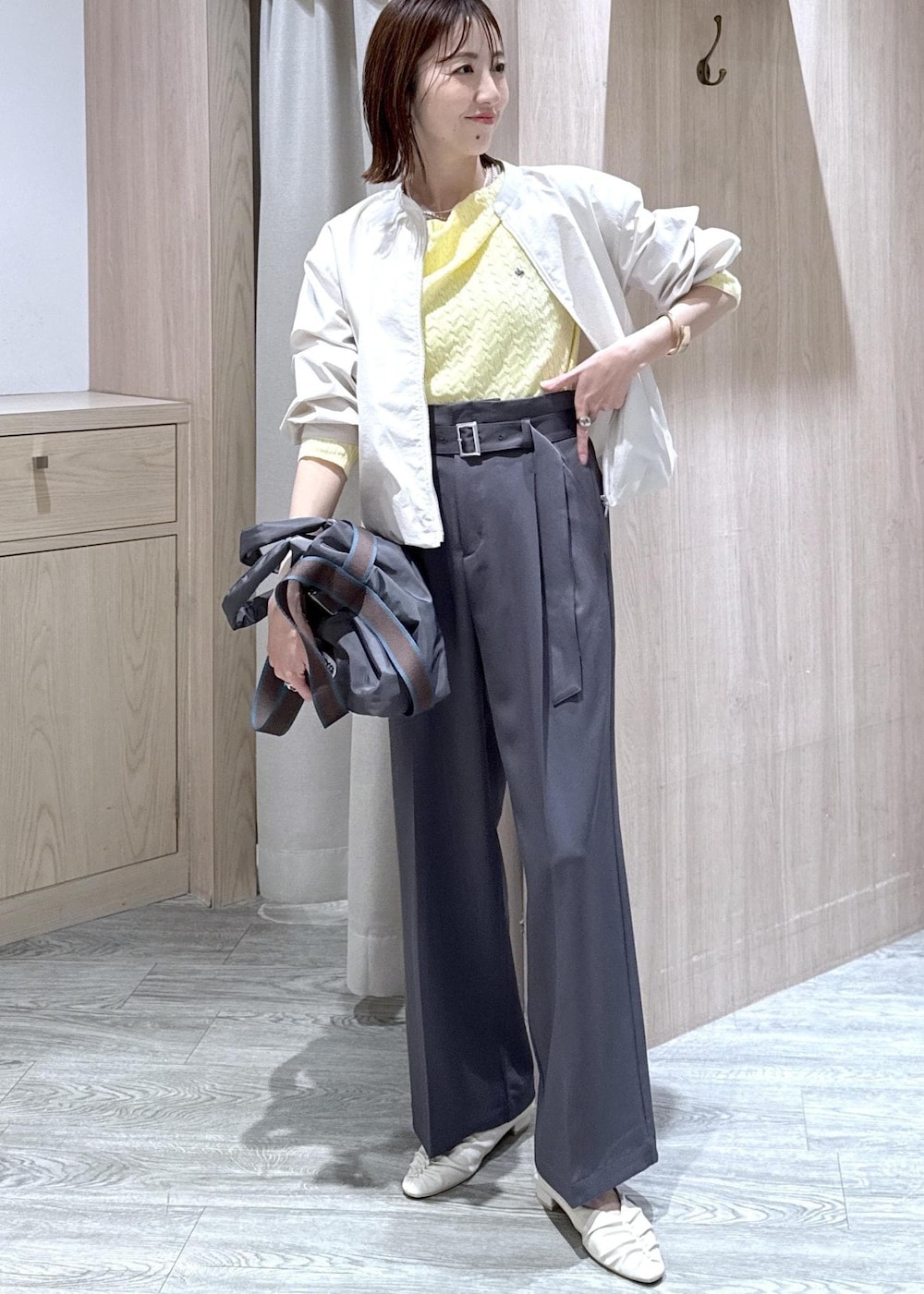 ホワイト系のパンプス、グレー系のトートバッグ、ホワイト系のブルゾンを着用したレディースの春コーディネートの9枚目の写真