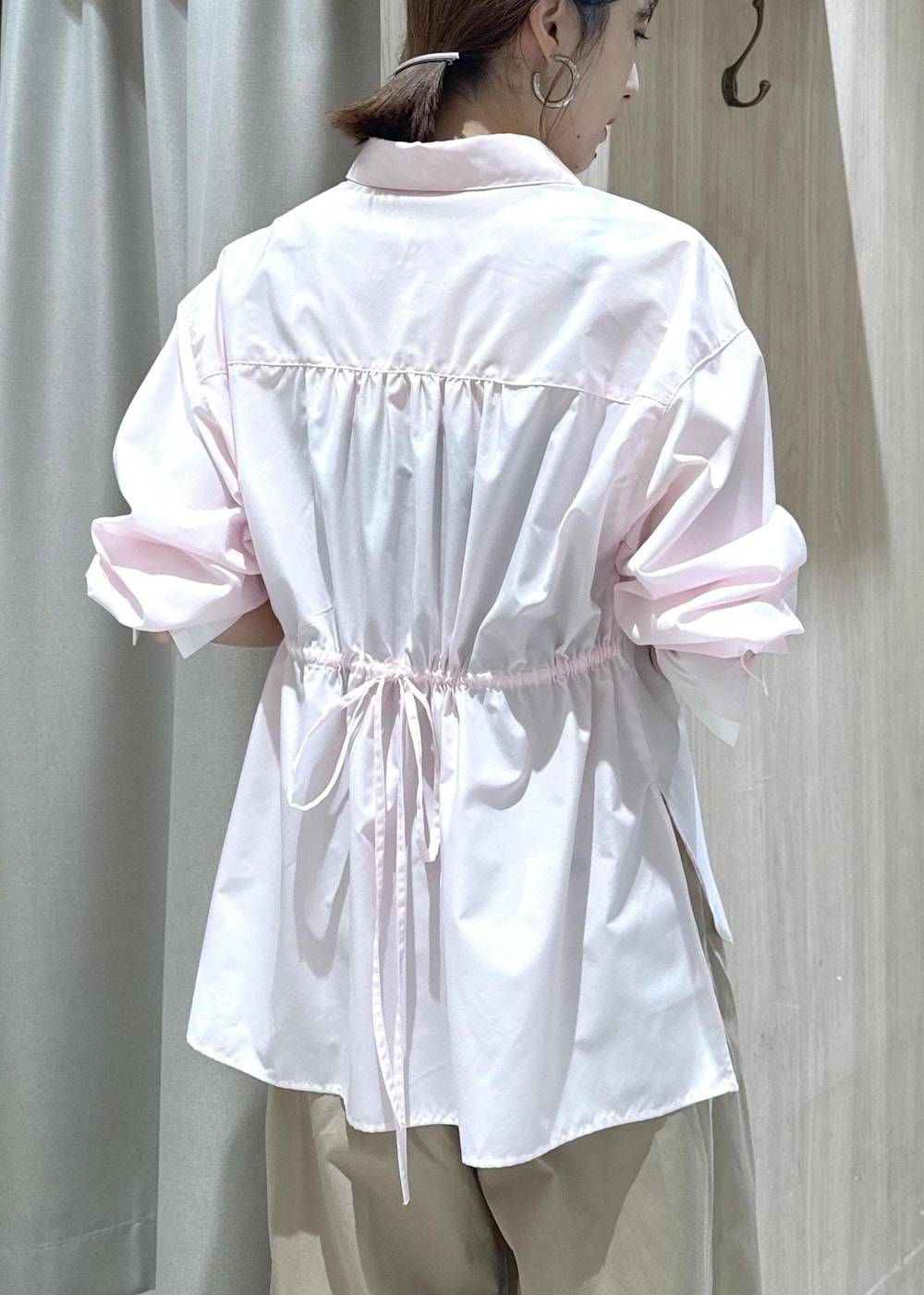 ホワイト系のトートバッグ、ベージュ系のその他パンツ、ピンク系のシャツ/ブラウスを着用したレディースの冬コーディネートの9枚目の写真