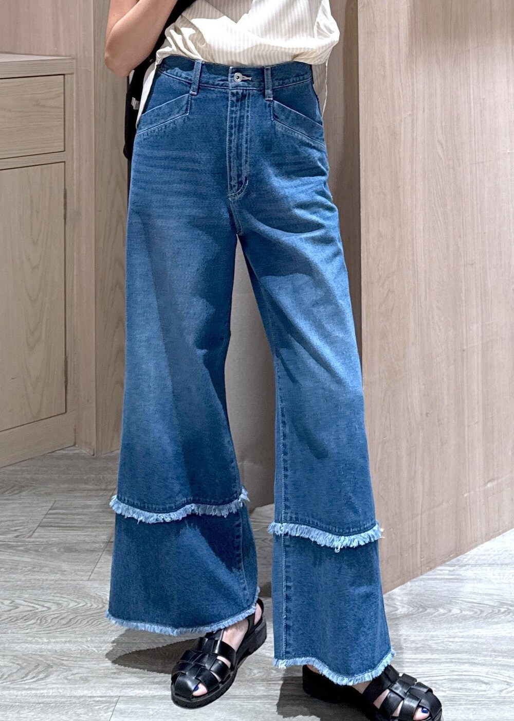 ベージュ系のキャミソール、ベージュ系のシャツ/ブラウス、ブルー系のデニムパンツを着用したレディースの夏コーディネートの6枚目の写真