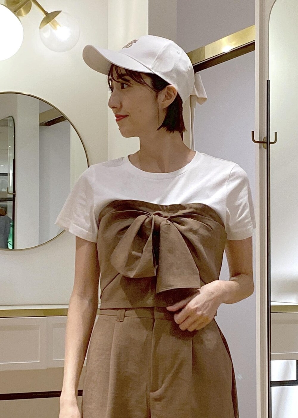 ブラック系のサンダル、ゴールド系のトートバッグ、ブラウン系のTシャツ/カットソーを着用したレディースの夏コーディネートの4枚目の写真