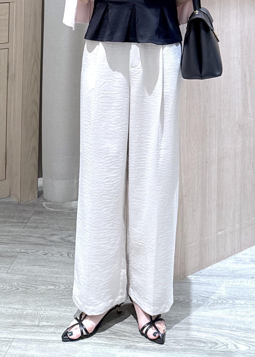 ブラック系のハンドバッグ、ホワイト系のその他パンツ、ピンク系のカーディガン/ボレロを着用したレディースの夏コーディネートの6枚目の写真