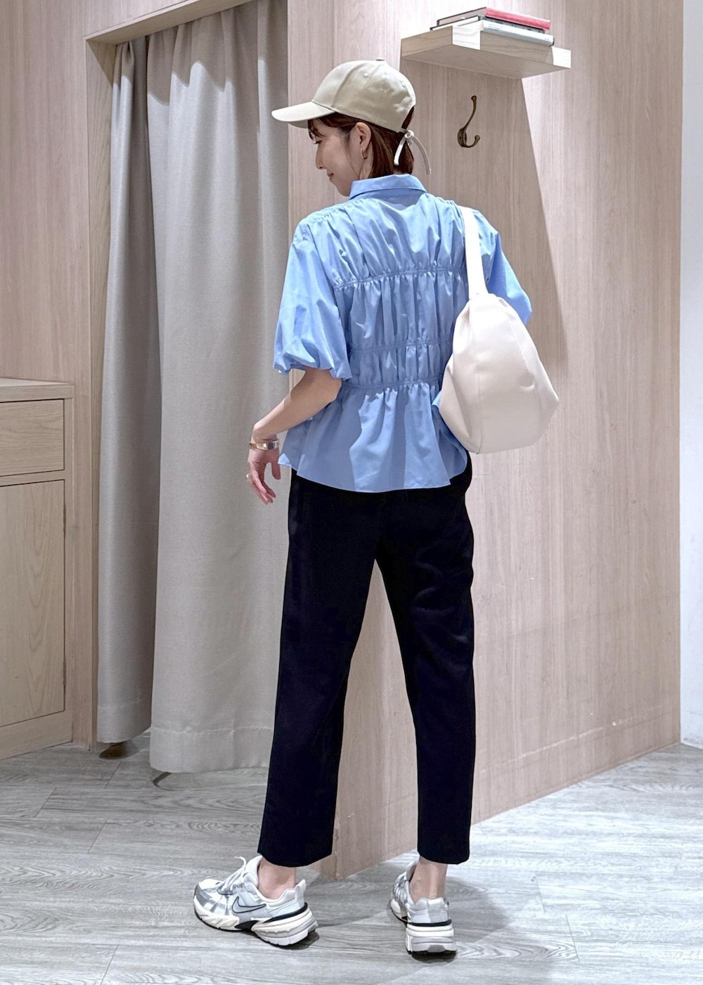 ブルー系のシャツ/ブラウス、ブラック系のその他パンツ、ホワイト系のショルダーバッグを着用したレディースの春コーディネートの4枚目の写真