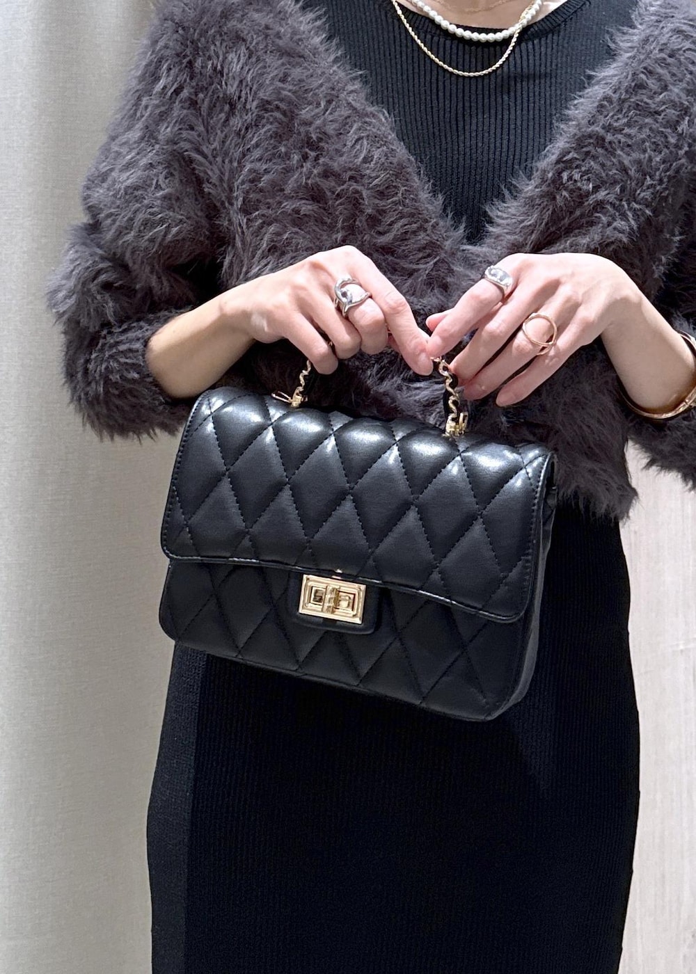 シルバー系のパンプス、グレー系のその他アウター、グレー系のワンピースを着用したレディースの冬コーディネートの9枚目の写真