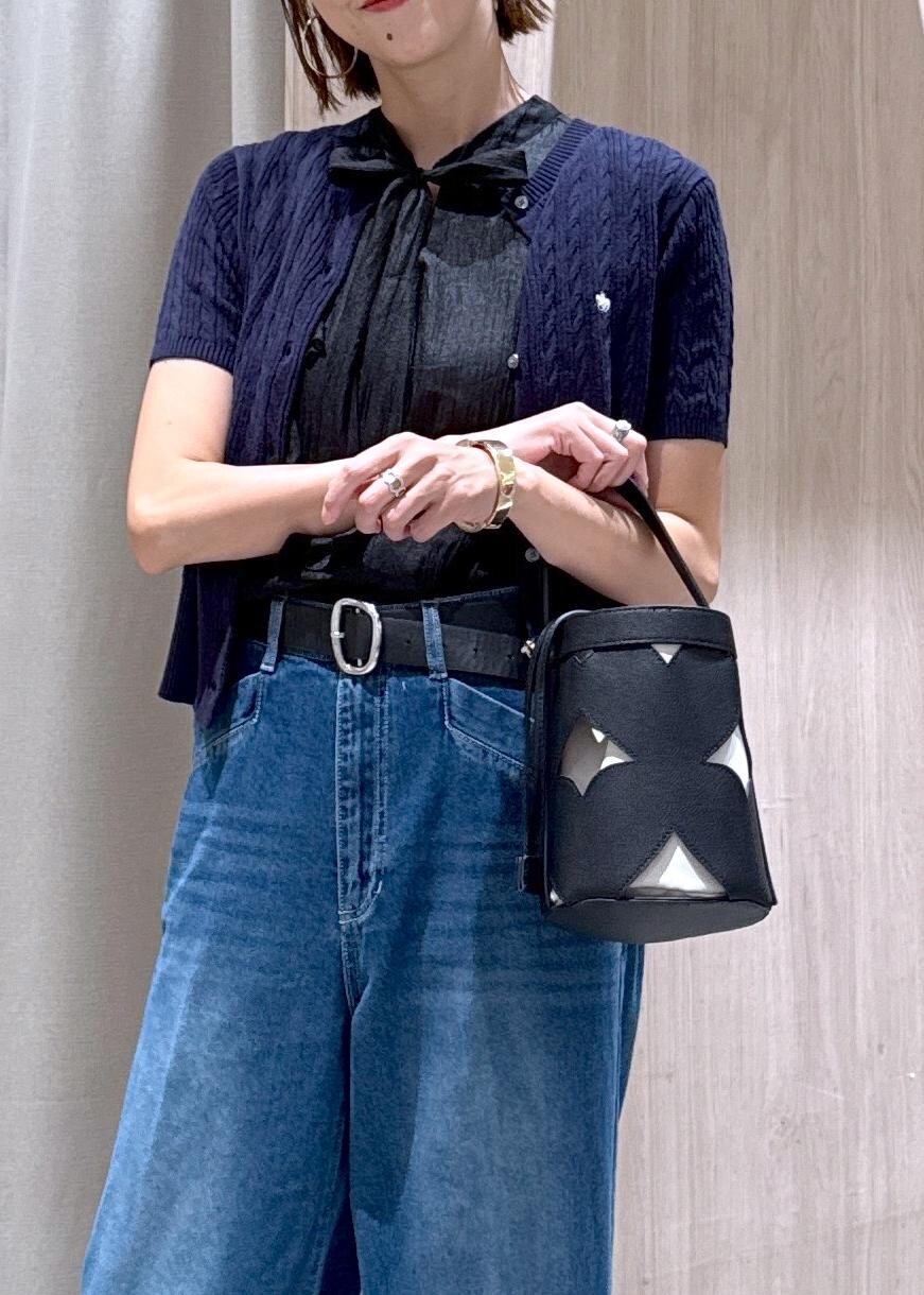 ブラック系のシャツ/ブラウス、ブルー系のカーディガン/ボレロ、ブラック系のハンドバッグを着用したレディースの夏コーディネートの7枚目の写真