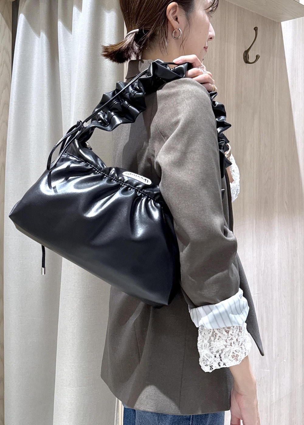 ホワイト系のTシャツ/カットソー、グリーン系のテーラードジャケット、ブルー系のデニムパンツを着用したレディースの秋コーディネートの9枚目の写真