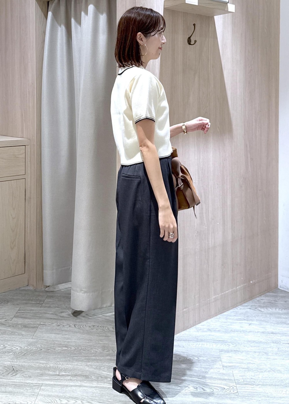 グレー系のその他パンツ、ブラウン系のトートバッグ、ホワイト系のニット/セーターを着用したレディースの夏コーディネートの9枚目の写真