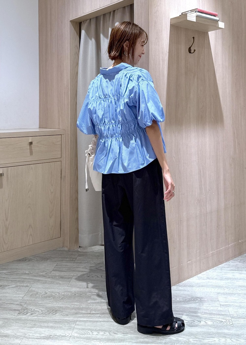 ベージュ系のキャミソール、ブルー系のシャツ/ブラウス、ブラック系のその他パンツを着用したレディースの夏コーディネートの4枚目の写真