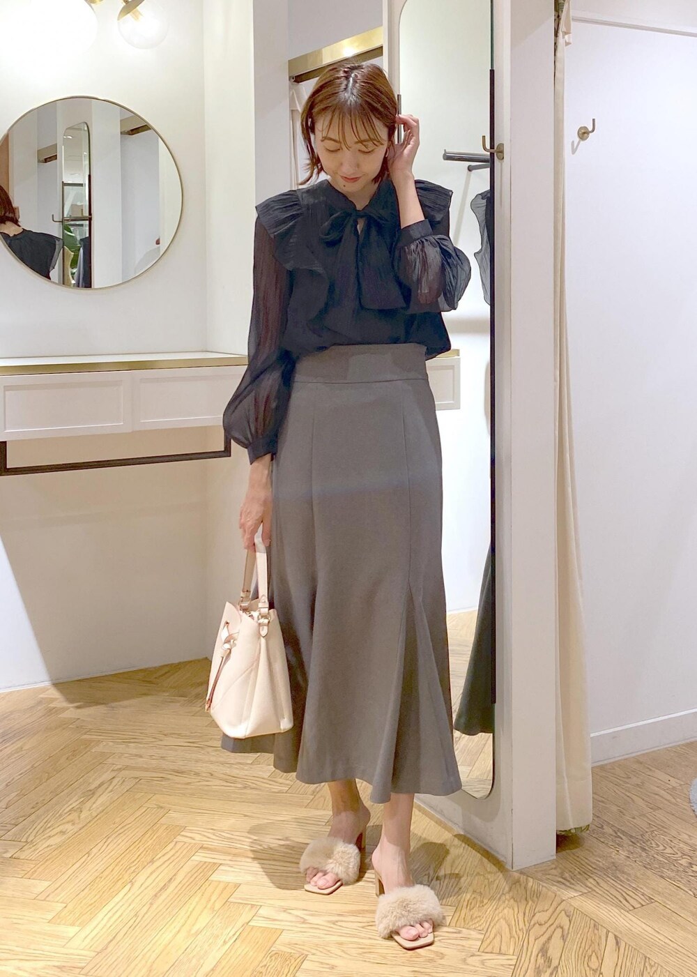 ブラック系のキャミソール、ベージュ系のドレスシューズ、ベージュ系のショルダーバッグを着用したレディースの秋コーディネートの2枚目の写真