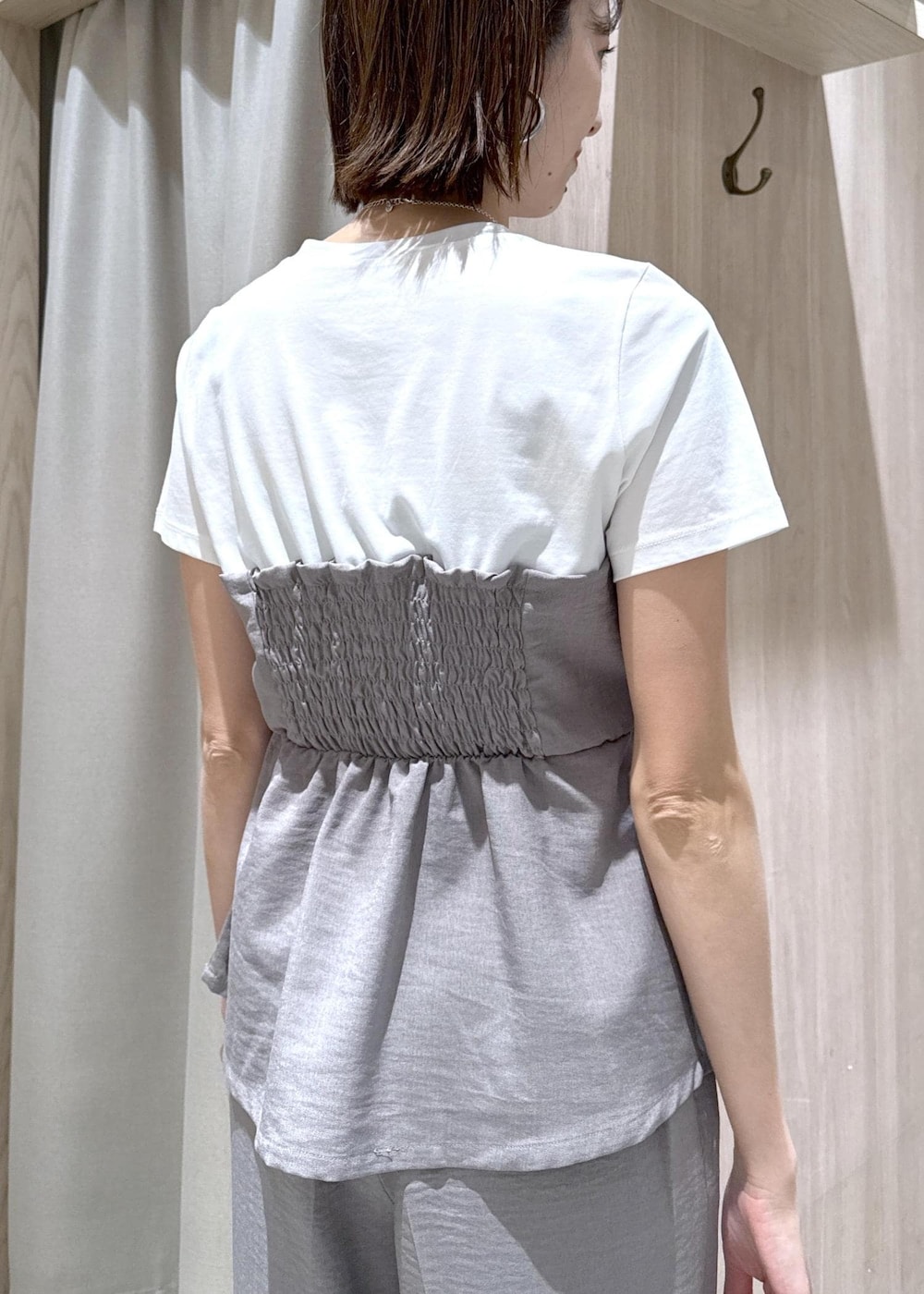 ブラック系のハンドバッグ、ブラック系のパンプス、グレー系のTシャツ/カットソーを着用したレディースの春コーディネートの9枚目の写真