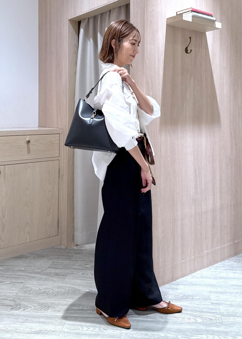 ブラック系のトートバッグ、イエロー系のパンプス、ホワイト系のシャツ/ブラウスを着用したレディースの秋コーディネートの5枚目の写真