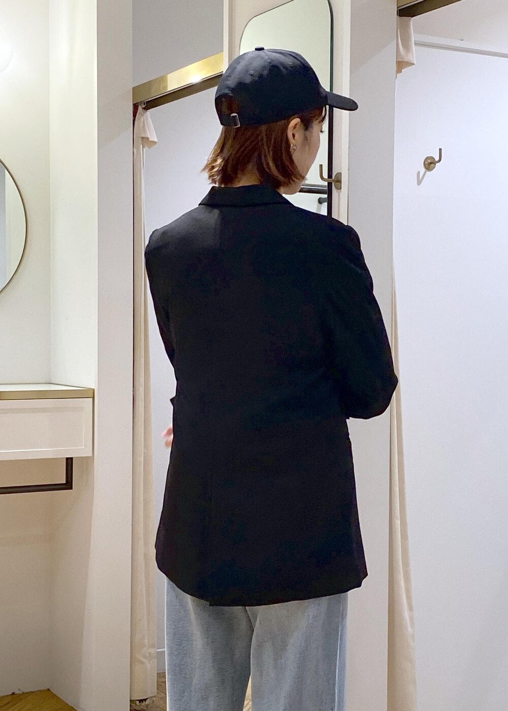 ブラック系のバレエシューズ、ホワイト系のスウェット、ブラック系のテーラードジャケットを着用したレディースの秋コーディネートの7枚目の写真