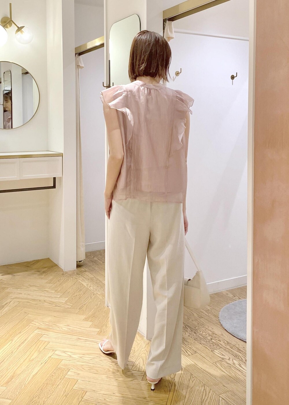 ホワイト系のサンダル、ホワイト系のキャミソール、ピンク系のシャツ/ブラウスを着用したレディースの春コーディネートの5枚目の写真