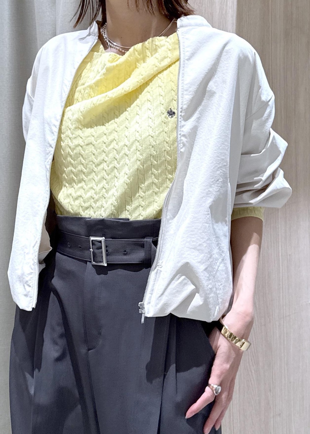 ホワイト系のパンプス、グレー系のトートバッグ、ホワイト系のブルゾンを着用したレディースの春コーディネートの6枚目の写真