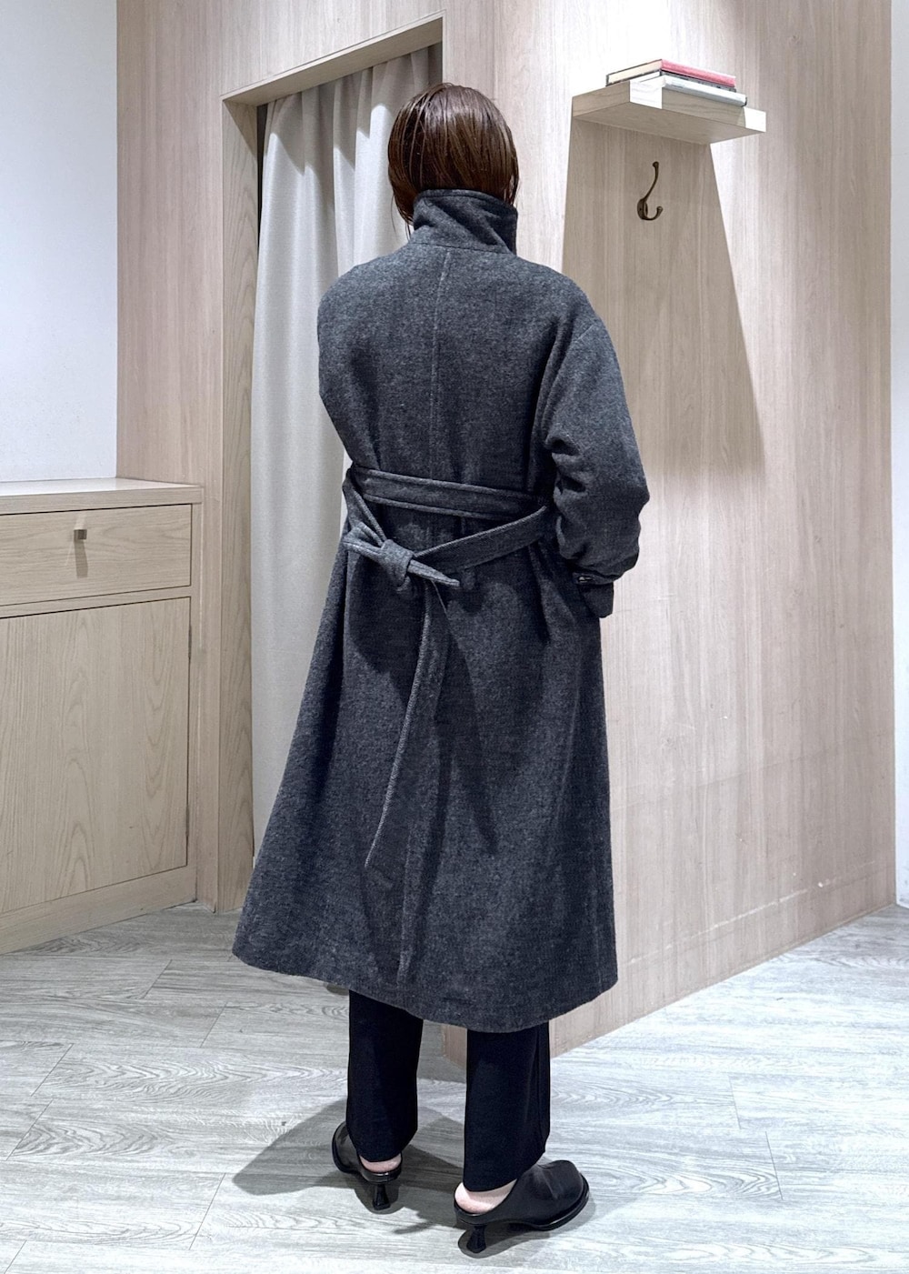 ブラック系のスラックス、ブラック系のテーラードジャケット、グレー系のその他アウターを着用したレディースの冬コーディネートの8枚目の写真