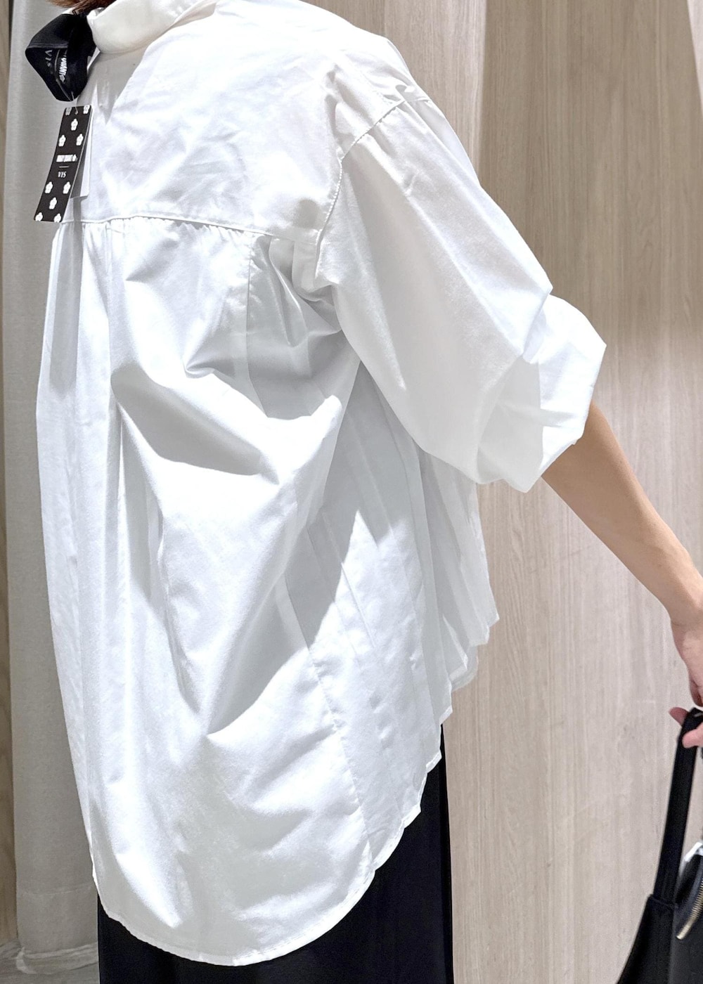 ブラック系のその他パンツ、シルバー系のパンプス、ホワイト系のシャツ/ブラウスを着用したレディースの秋コーディネートの8枚目の写真