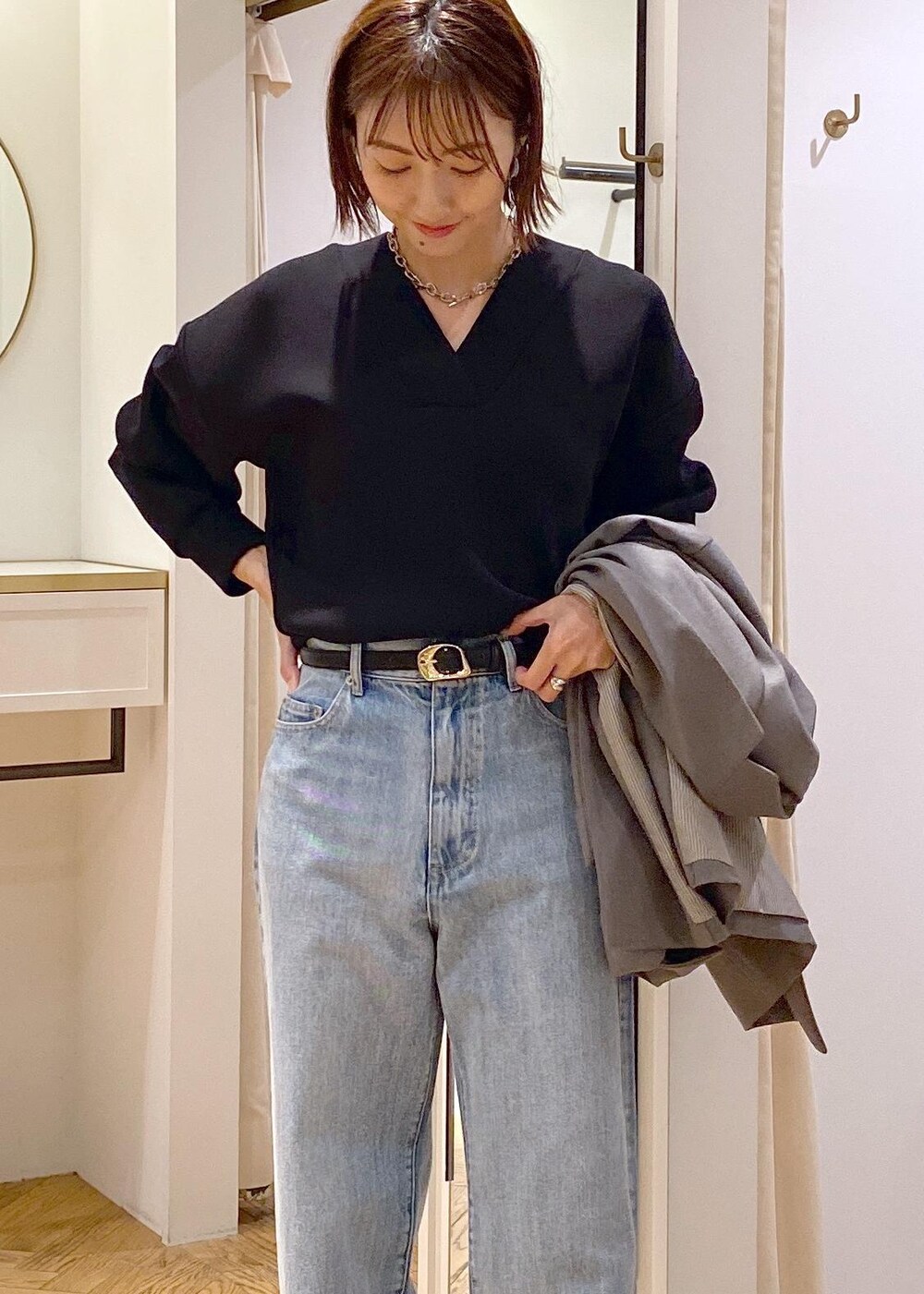 ベージュ系のショルダーバッグ、ブラック系のバレエシューズ、グレー系のテーラードジャケットを着用したレディースの秋コーディネートの9枚目の写真