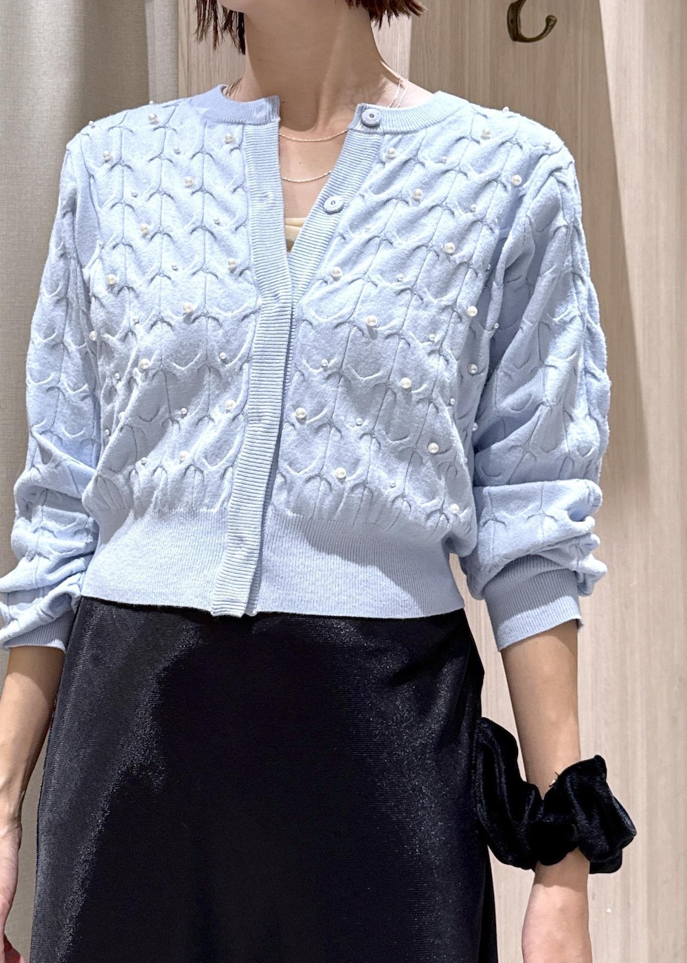 ホワイト系のショルダーバッグ、ホワイト系のキャミソール、ブラック系のブーツを着用したレディースの秋コーディネートの10枚目の写真