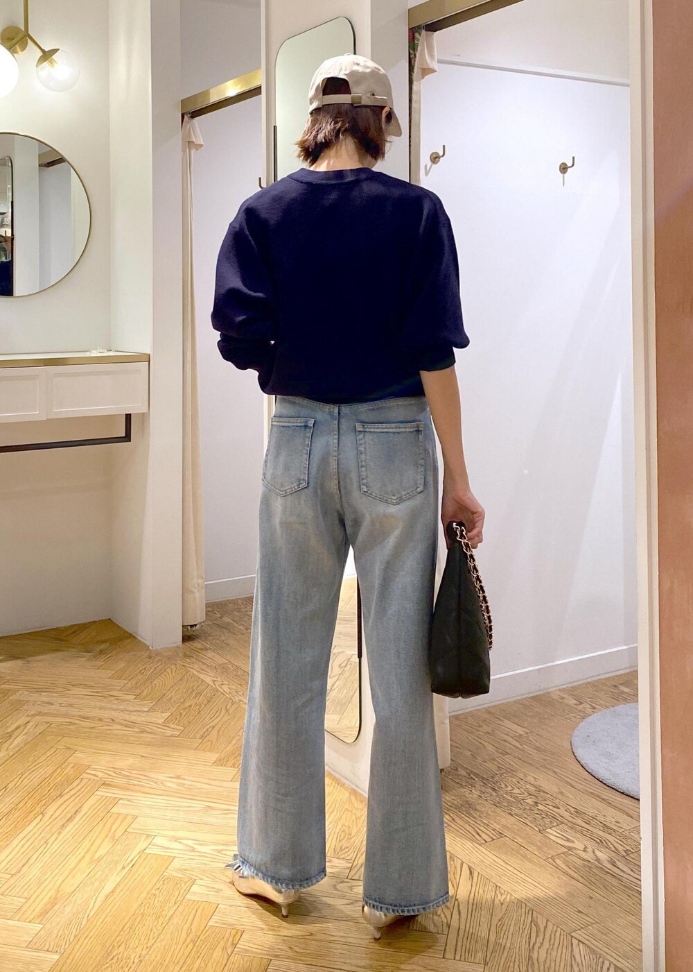 シルバー系のパンプス、ホワイト系のブルゾン、ブルー系のニット/セーターを着用したレディースの秋コーディネートの10枚目の写真