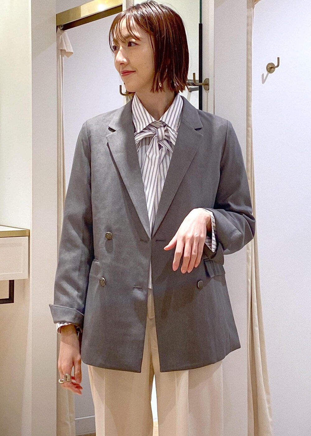 シルバー系のパンプス、ホワイト系のシャツ/ブラウス、ホワイト系のスラックスを着用したレディースの冬コーディネートの7枚目の写真