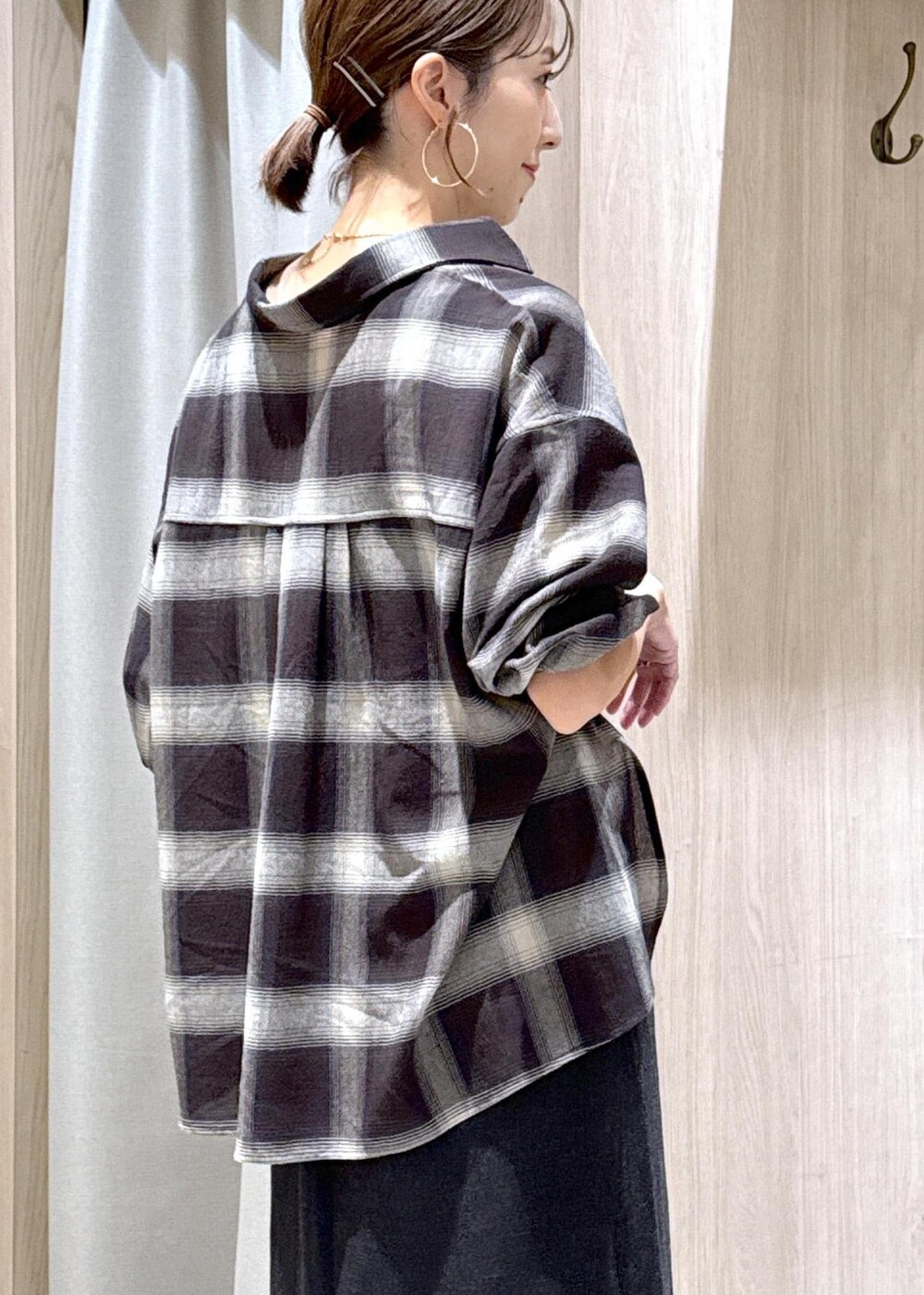 ブラック系のキャミソール、グレー系のスカート、ブラック系のシャツ/ブラウスを着用したレディースの夏コーディネートの8枚目の写真