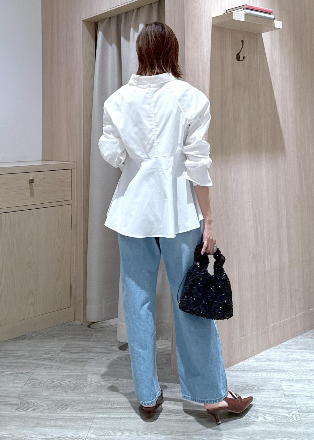 ブラウン系のパンプス、ホワイト系のシャツ/ブラウス、ブルー系のデニムパンツを着用したレディースの春コーディネートの4枚目の写真