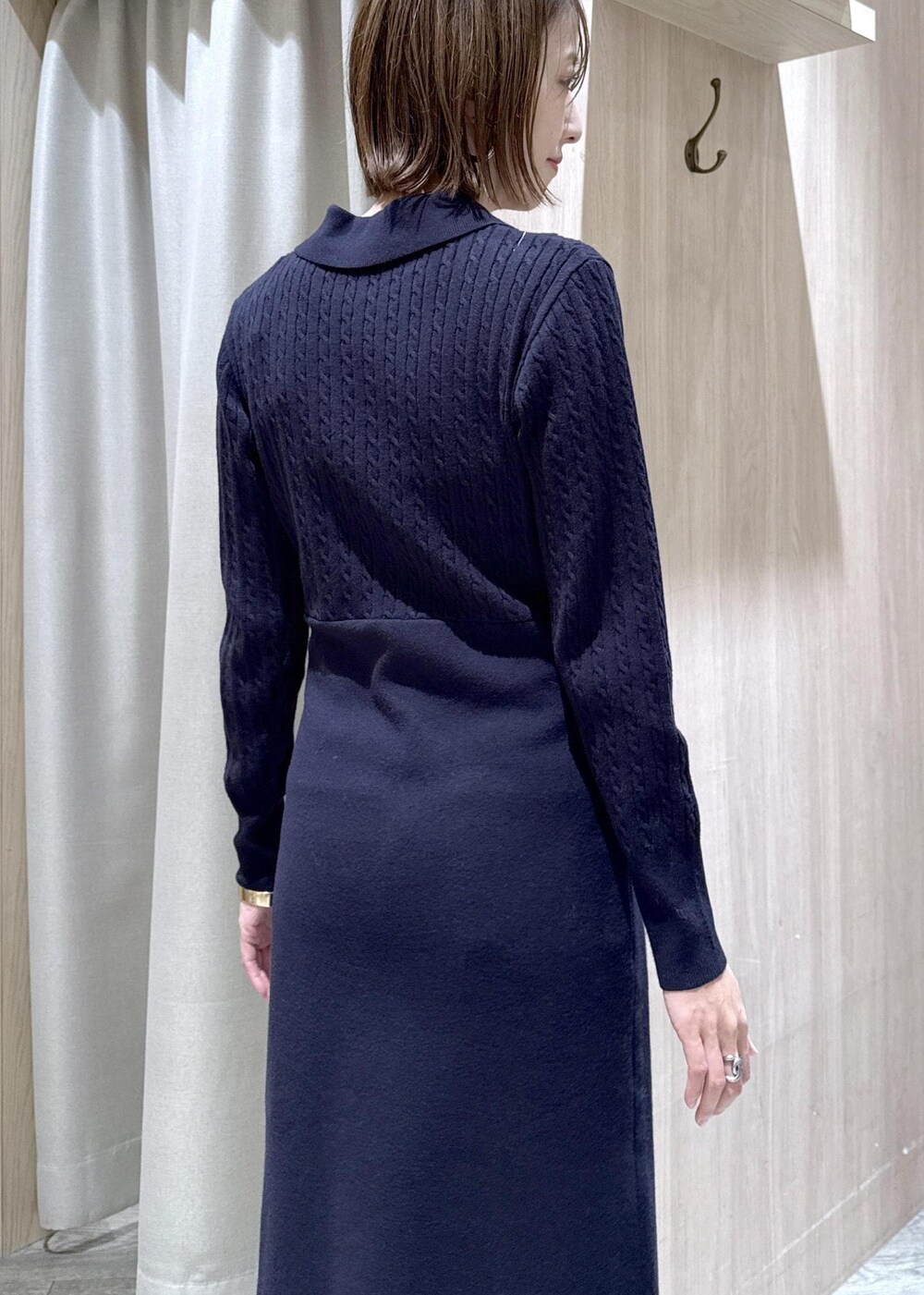 ホワイト系のダウンジャケット/コート、ブルー系のデニムパンツ、ブルー系のワンピースを着用したレディースの冬コーディネートの10枚目の写真