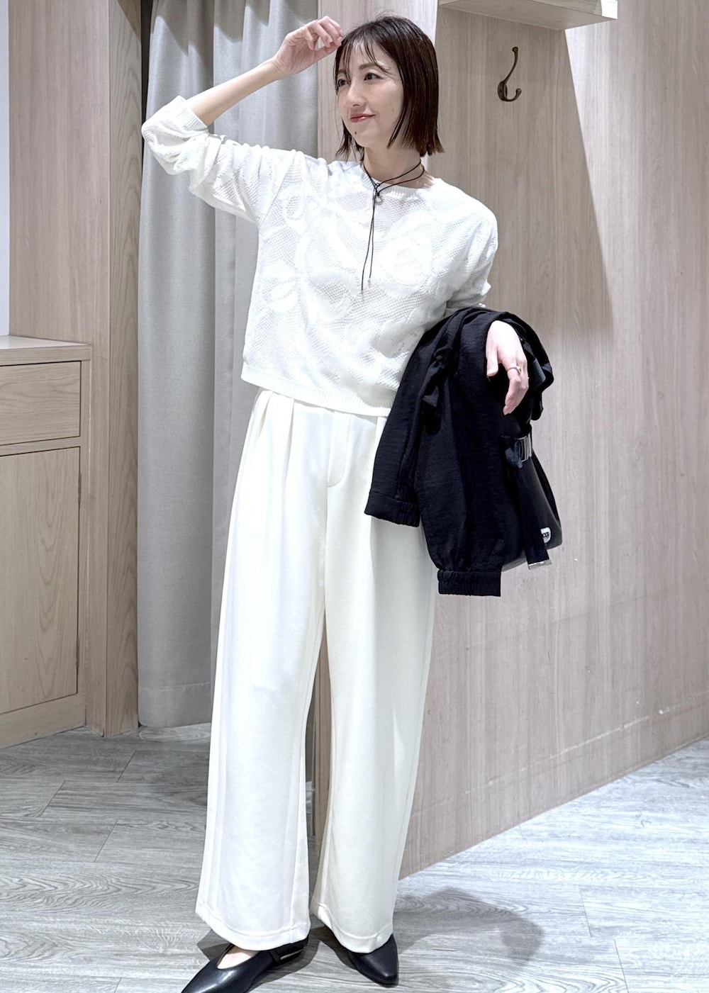 ブラック系のパンプス、ブラック系のトートバッグ、ブラック系のブルゾンを着用したレディースの春コーディネートの9枚目の写真