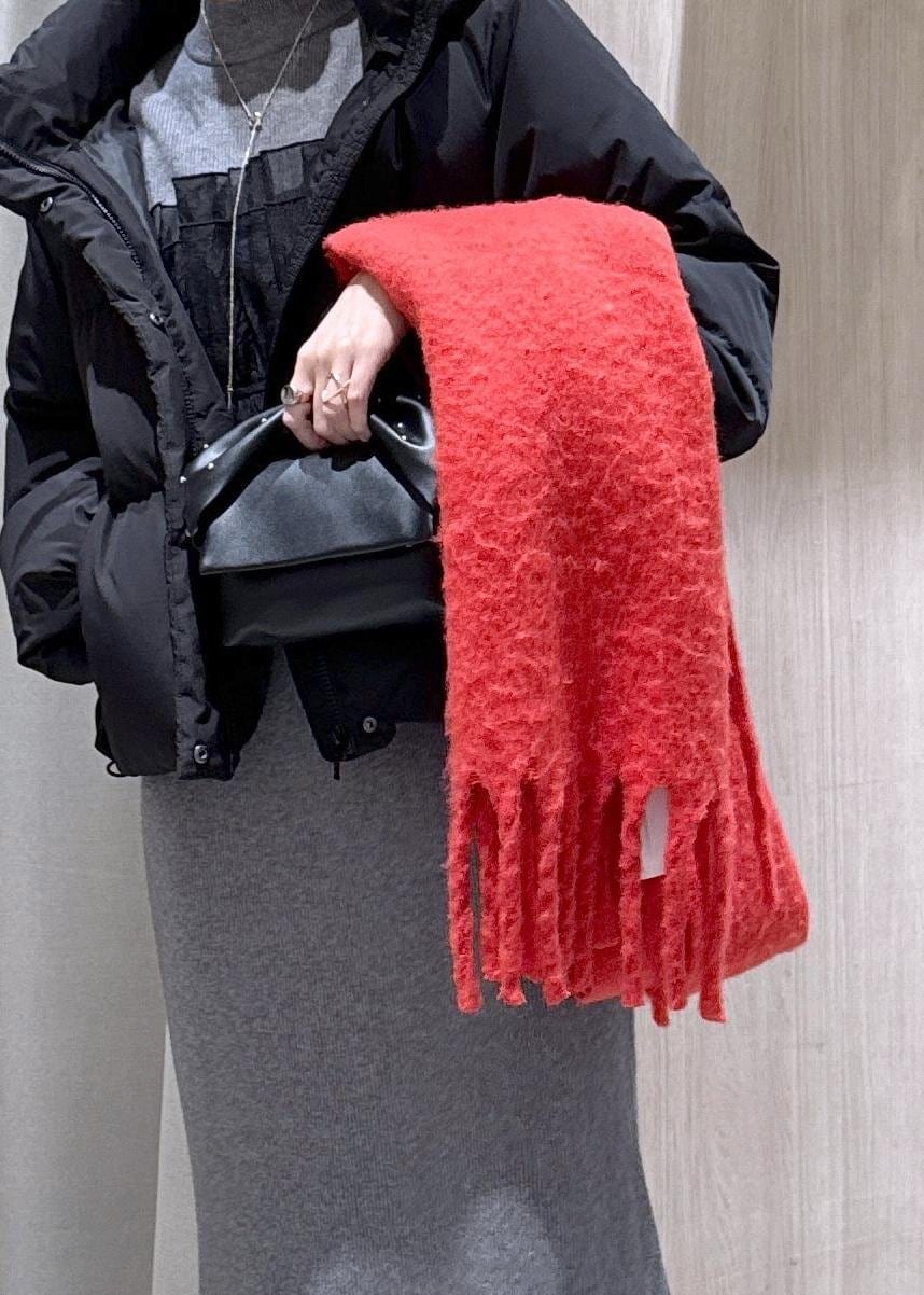 ブラック系のブーツ、ブラック系のダウンジャケット/コート、グレー系のスカートを着用したレディースの冬コーディネートの3枚目の写真