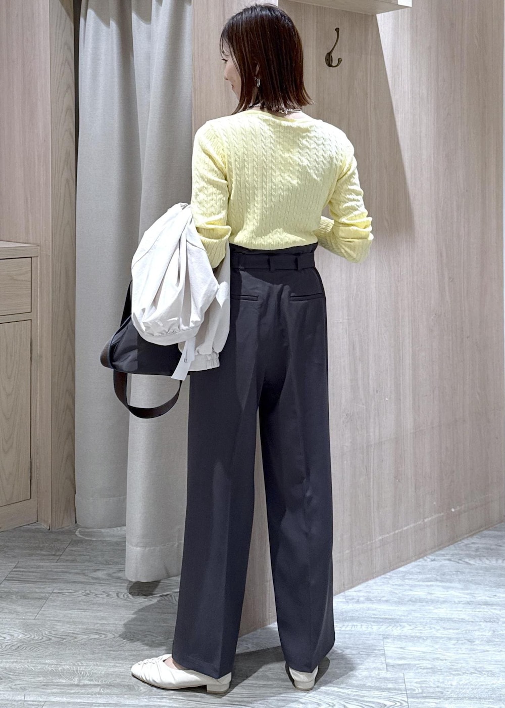 ホワイト系のパンプス、グレー系のトートバッグ、ホワイト系のブルゾンを着用したレディースの春コーディネートの2枚目の写真