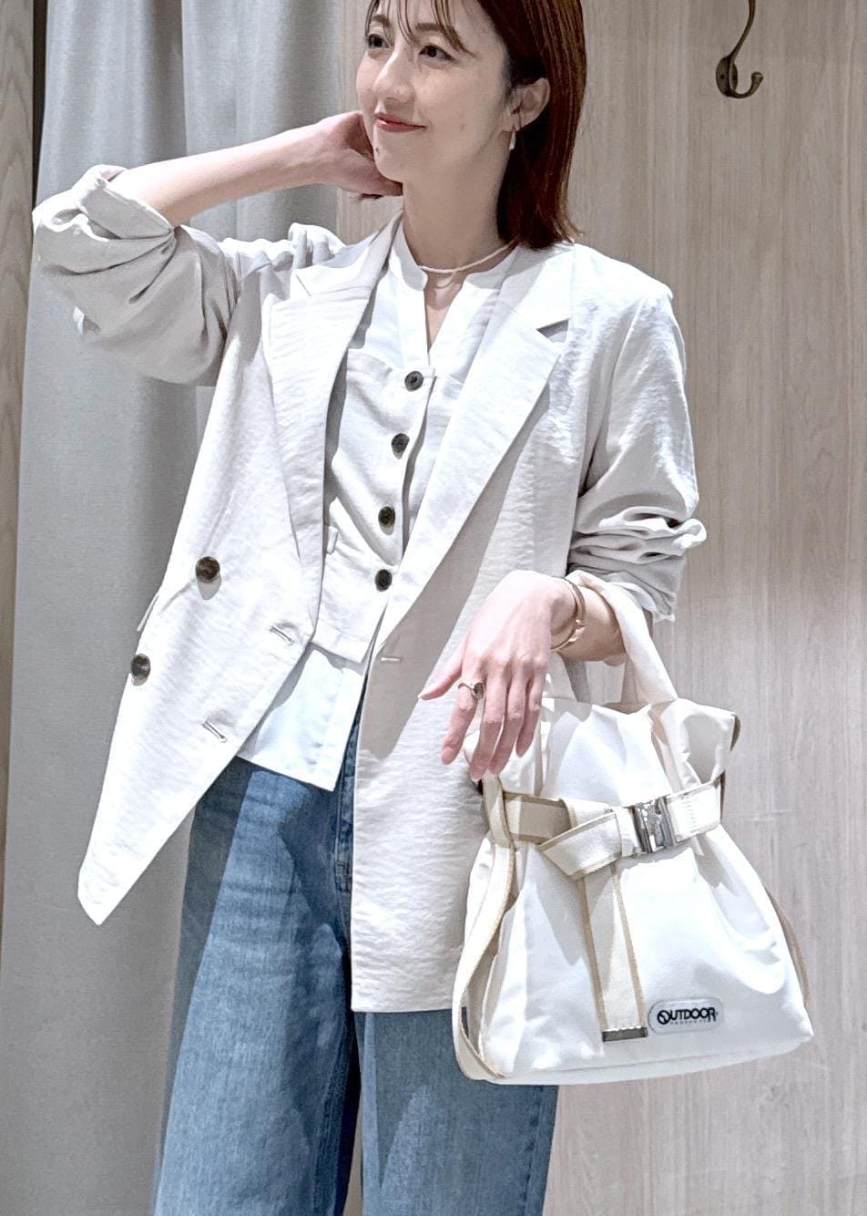 ホワイト系のトートバッグ、ブルー系のデニムパンツ、ホワイト系のシャツ/ブラウスを着用したレディースの春コーディネートの10枚目の写真