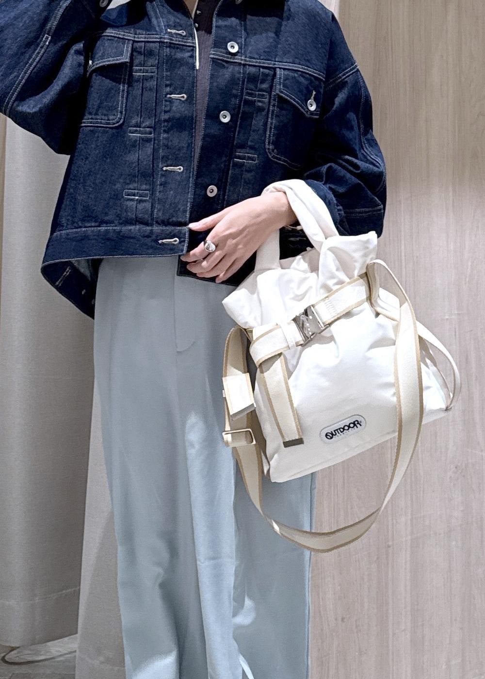 グレー系のスニーカー、グリーン系のその他パンツ、ブルー系のデニムジャケットを着用したレディースの冬コーディネートの5枚目の写真