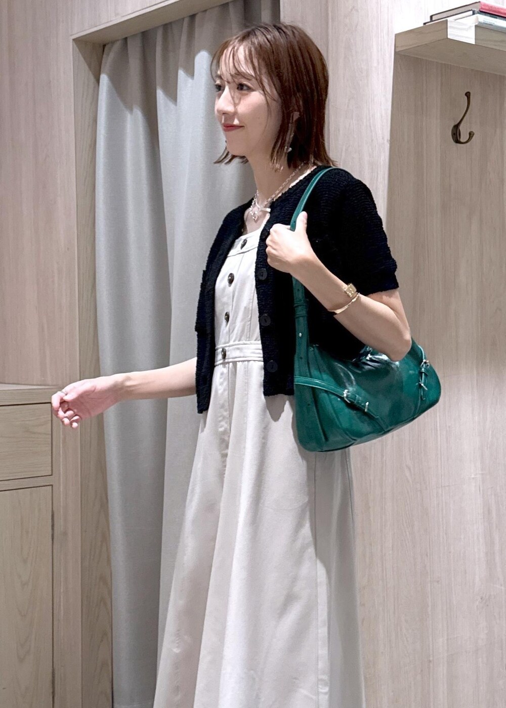 ホワイト系のキャミソール、ブラック系のサンダル、ブラック系のカーディガン/ボレロを着用したレディースの夏コーディネートの7枚目の写真