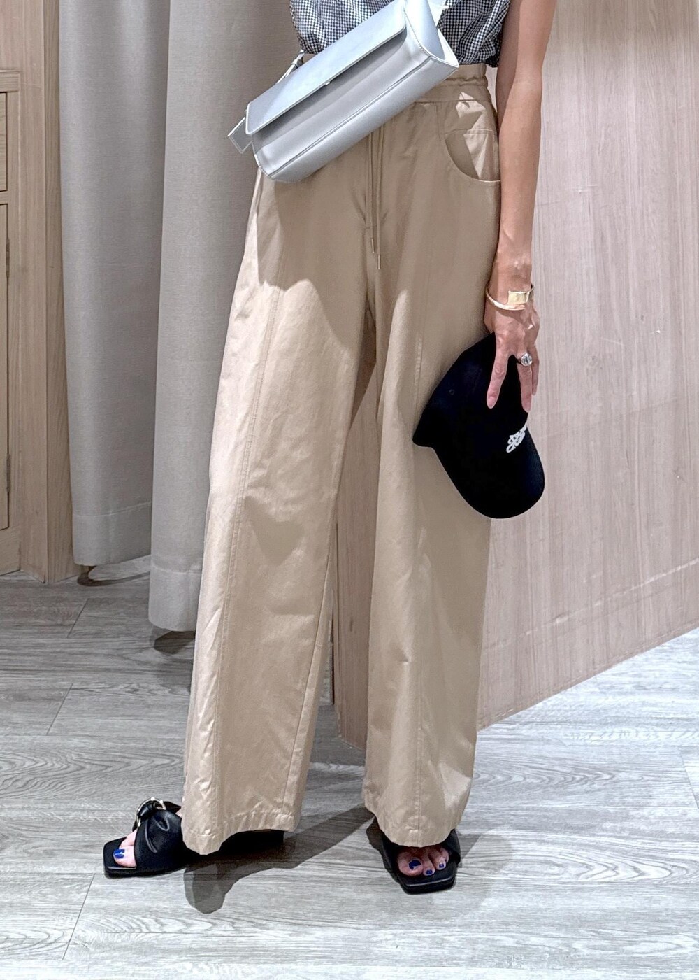 ブラック系のサンダル、ブラック系のシャツ/ブラウス、ベージュ系のその他パンツを着用したレディースの夏コーディネートの6枚目の写真